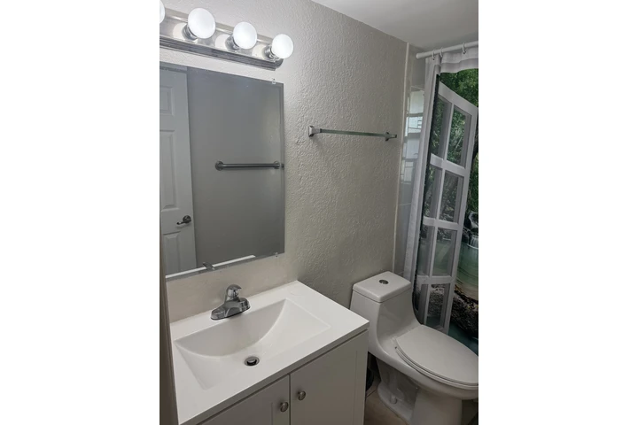 $950 : Habitación en Fountanbleau Blv image 3