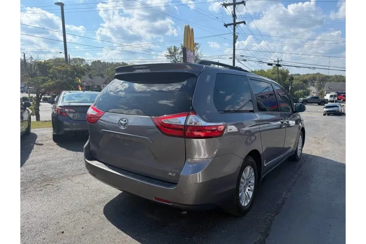 $17995 : 2017 Sienna XLE 8-Passenger image 6