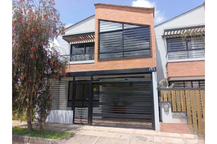 $700 : vendo casa image 1