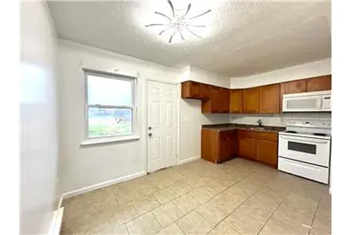 $550 : Rental property with 2 bedro image 4