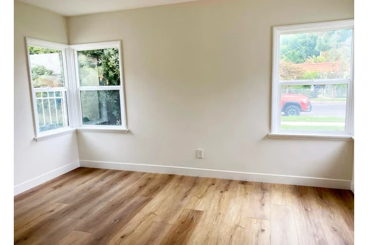 $2500 : 3 Bedroom House  in Koreatown image 5