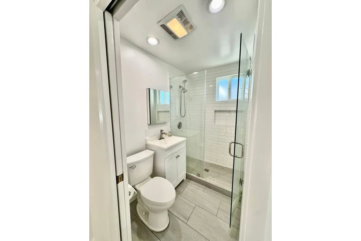 $2000 : 2 Bedroom House in Los Angeles image 9