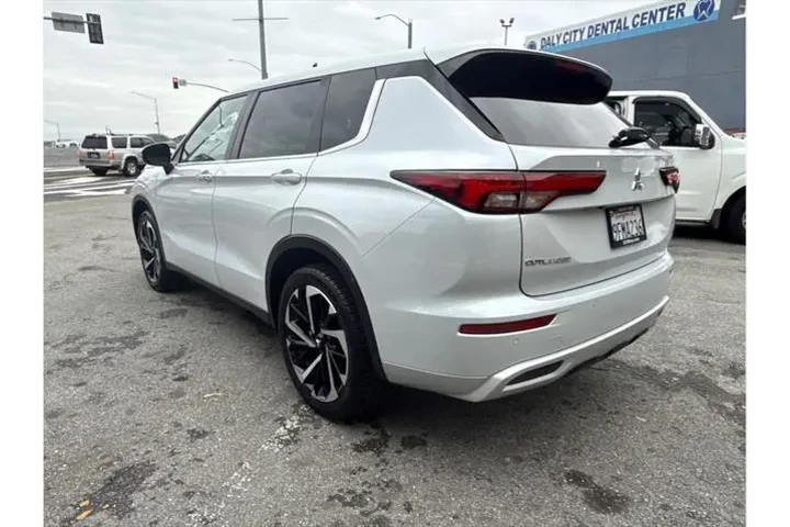 $25498 : Mitsubishi Outlander 2023 ES image 6