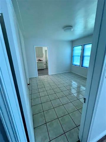 $1700 : South-Gate 3 & 2 Bath image 4