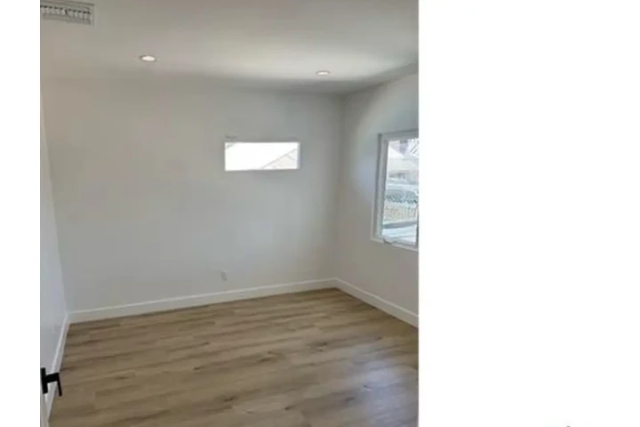 $2000 : 2 Bedroom in South Los Angeles image 4