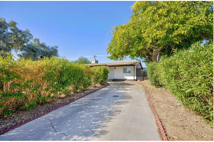 $1000 : spacious space and kitchen image 2