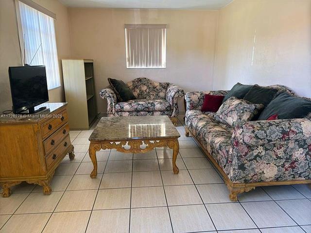 $900 : LOCATION, LOCATION! This home image 1