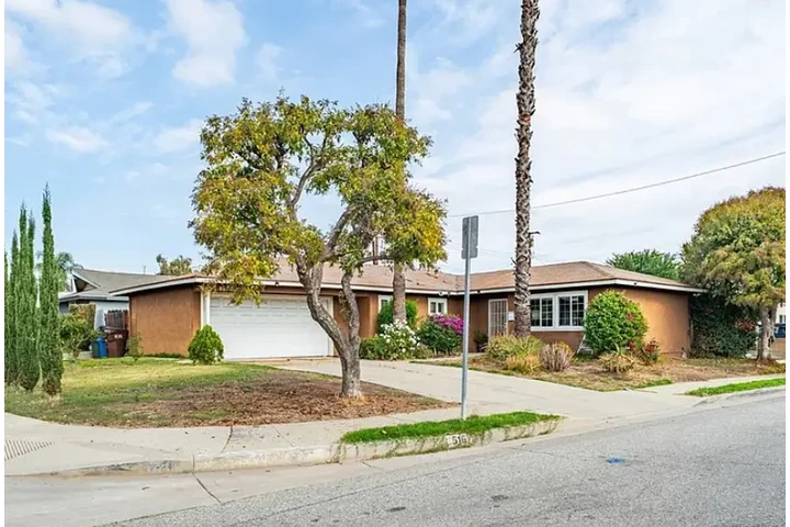 $1900 : Open concept from living room image 1