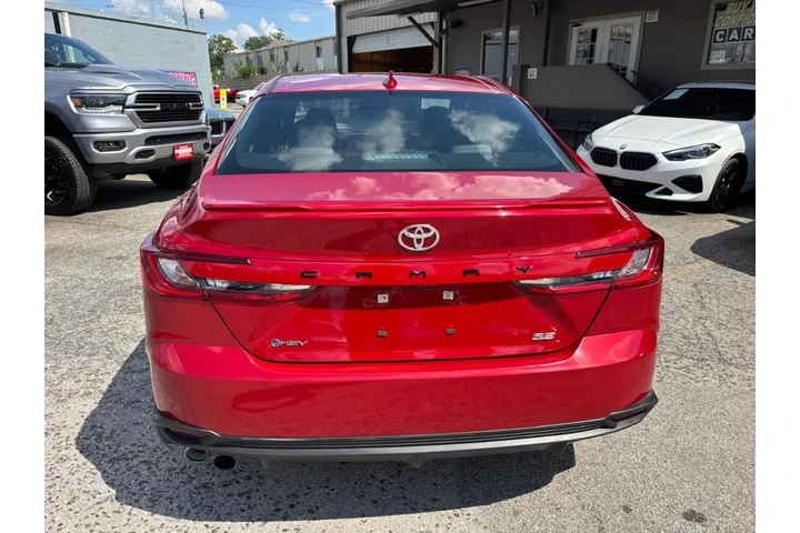 2025 Camry SE image 5
