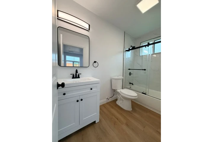 $2500 : 3 Bedroom Home in Van Ness Ave image 8