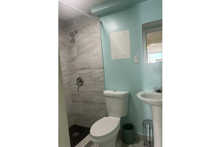 $1350 : Casita Pequena Estudio- image 3