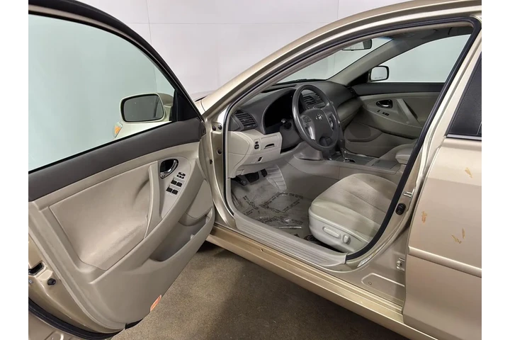 $15090 : 2011 Camry LE image 2