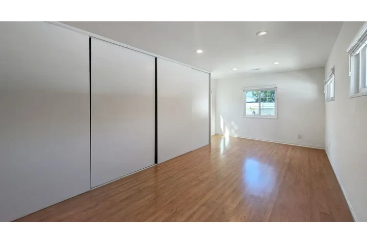 $2490 : 3 Bed 2 Bath in Vermont Square image 8