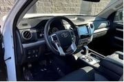 $45495 : Toyota Tundra 2020 4x4 SR5 4 thumbnail