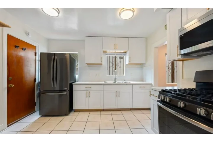 $2000 : 2 Bed 2 Bath in West Adams, LA image 7