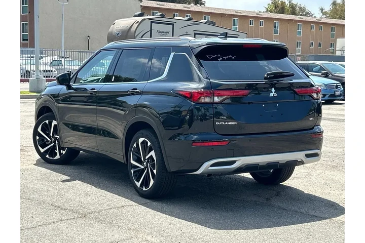 $29428 : Mitsubishi Outlander 2024 SE image 3
