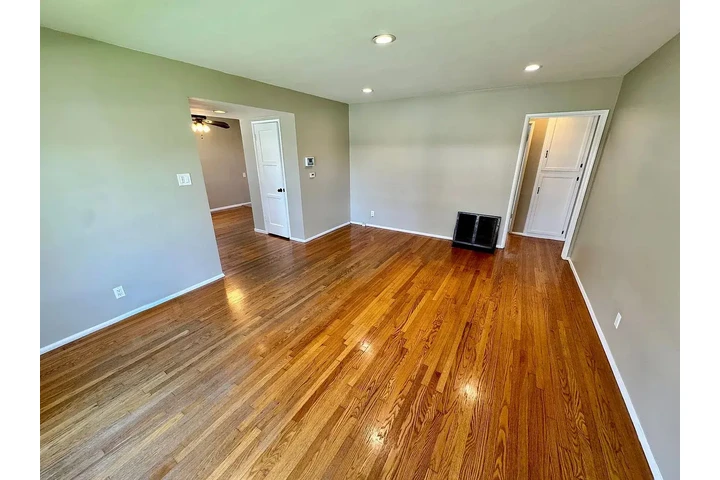 $900 : charming HOME ..Lakewood, CA image 2