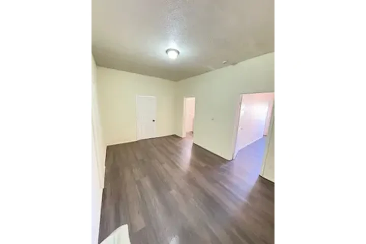 $1750 : 1 BED APT IN HUNTINGTON PARK image 6