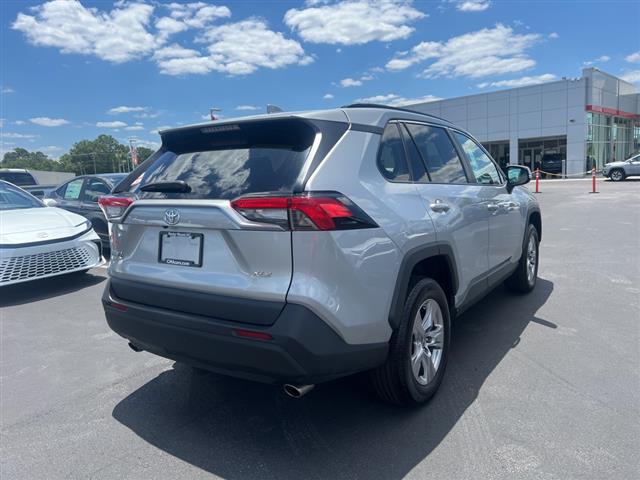 $25890 : PRE-OWNED 2022 TOYOTA RAV4 XLE image 7