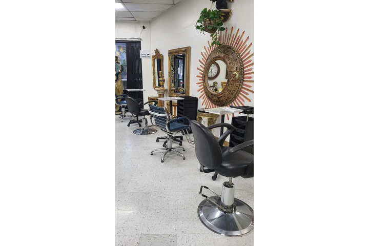 HAIR STATION RENT o COMMISSION image 1