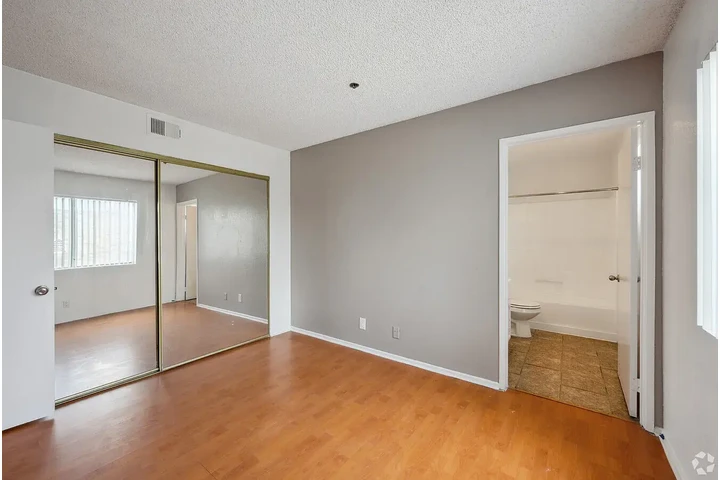 $2200 : Beautiful 2 beds 2 bath image 9