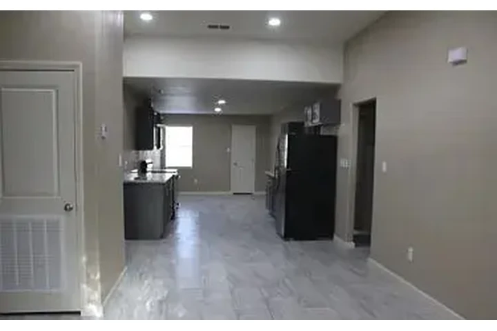 $1000 : HOUSE RENT AVAILABLE LAREDO TX image 6