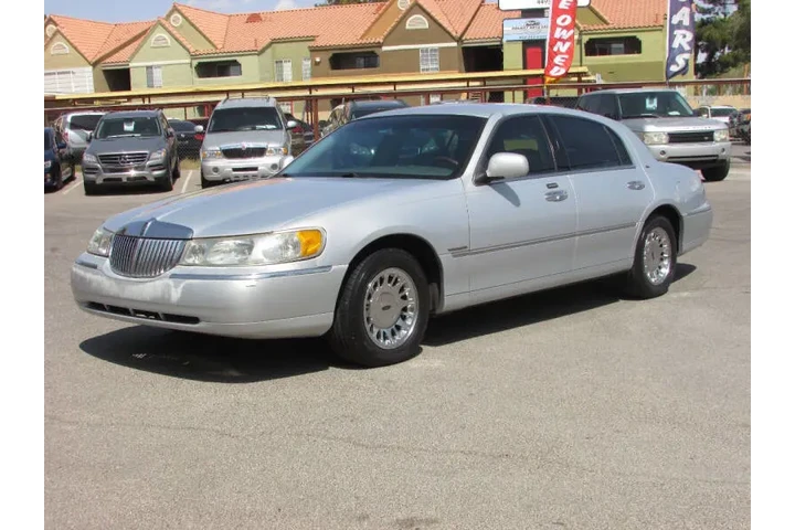 $5995 : 2002 Town Car Cartier image 8