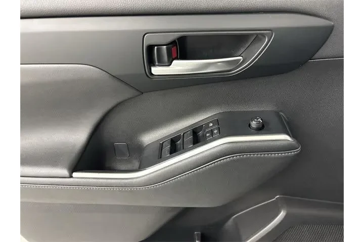 $34100 : Toyota Highlander 2024 LE 4d image 5