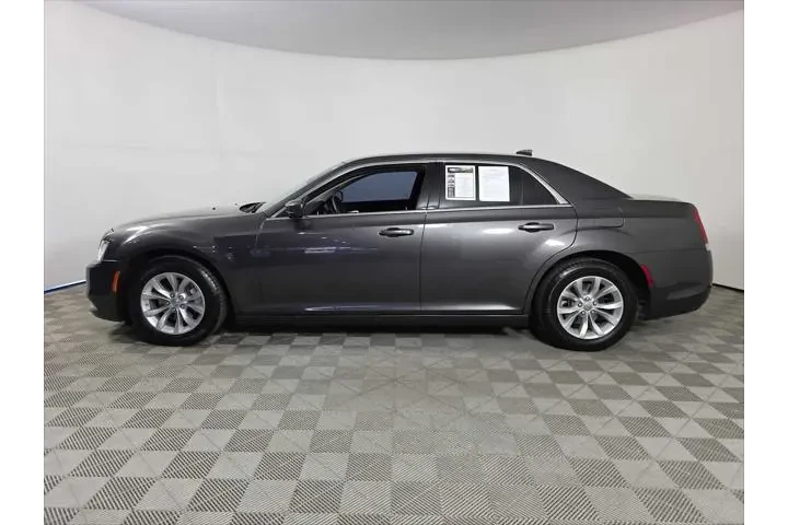 $25998 : Chrysler 300 2023 Touring 4d image 5