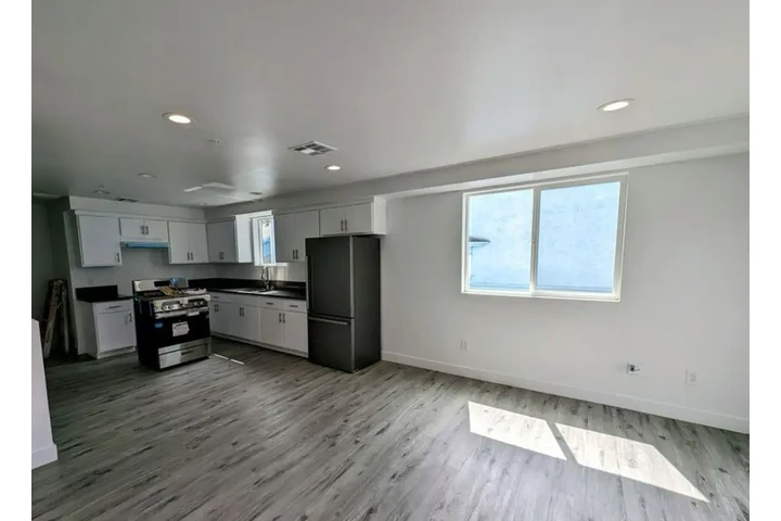 $1950 : 2 bedroom apartment in LA image 2