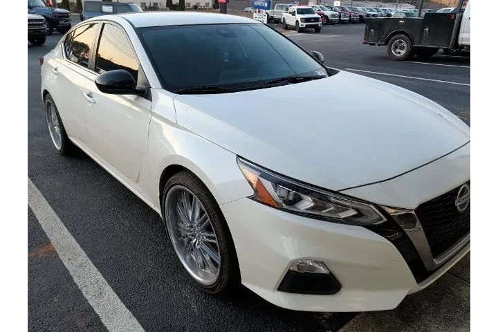$16792 : Nissan Altima 2021 2.5 SR 4d image 2