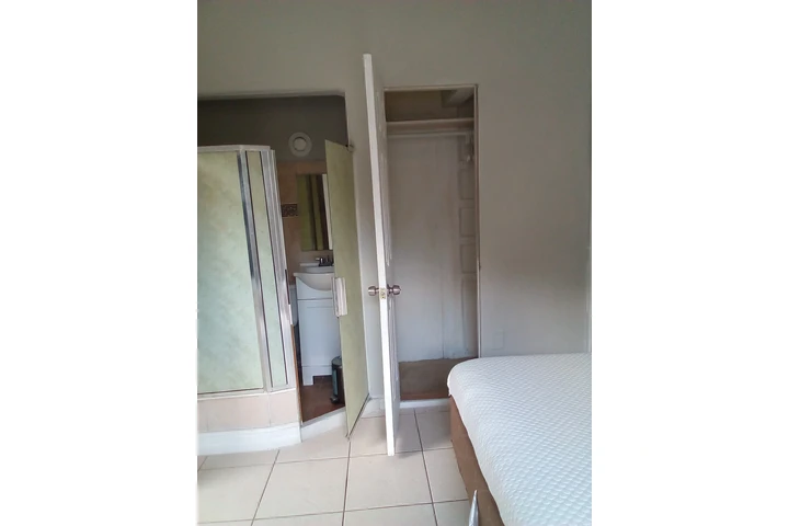 $690 : Rento cuarto independiente image 4
