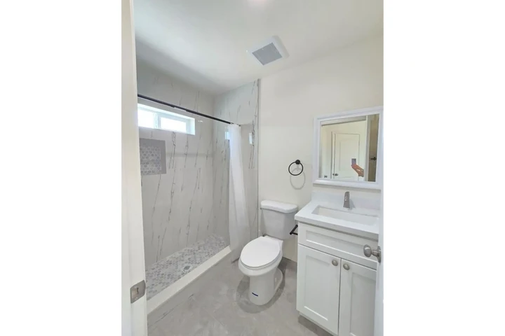 $2345 : Nice 3 Bed/2Bath Apt in LA image 8