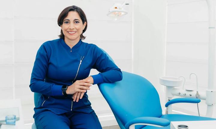 dentista hispana en su consultorio
