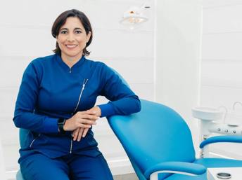dentista hispana en su consultorio