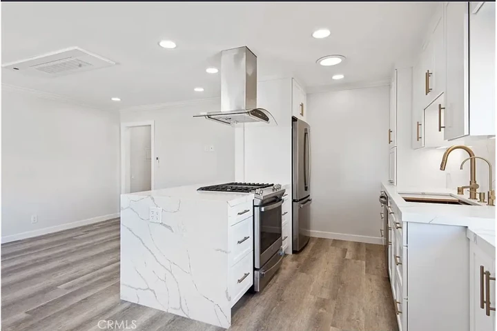 $1200 : Almeria St  San Pedro, CA image 2