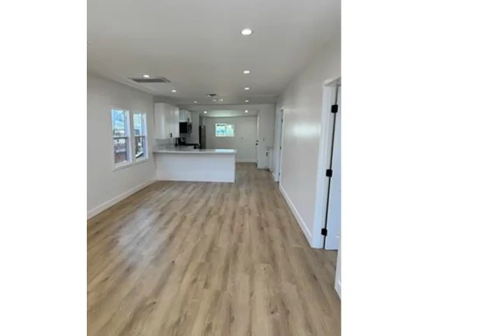 $2000 : 2 Bedroom in South Los Angeles image 3