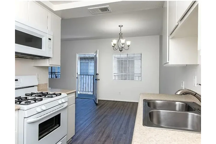 $1450 : 1 bed Apartment for rent in LA image 5