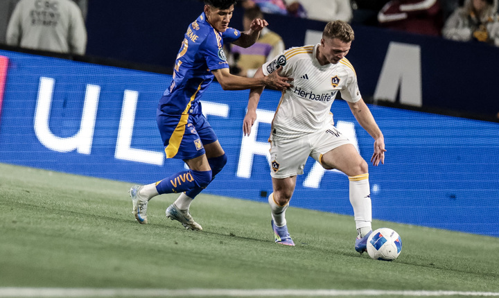 Uriel Antuna disputando el balón