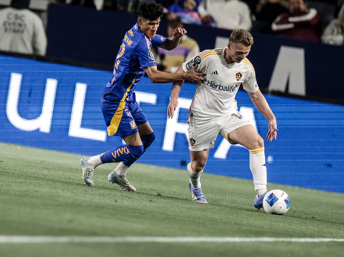 Uriel Antuna disputando el balón