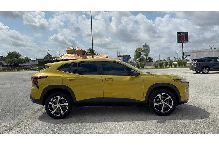 $26998 : 2025 Trax 1RS image 4