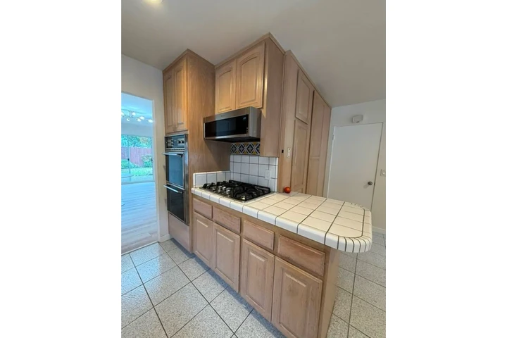$2380 : 3 BED 2 BATH IN LOS ANGELES image 3