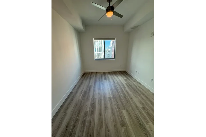 $1200 : Vive en el corazón de Miami image 10