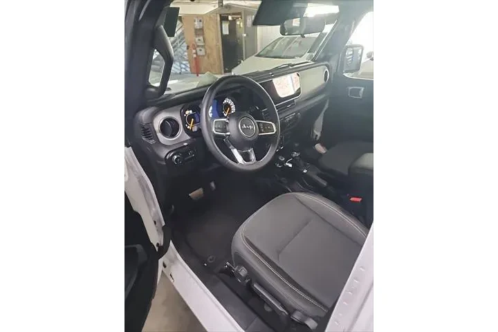 $36575 : Jeep Wrangler 2025 4x4 Sahar image 6