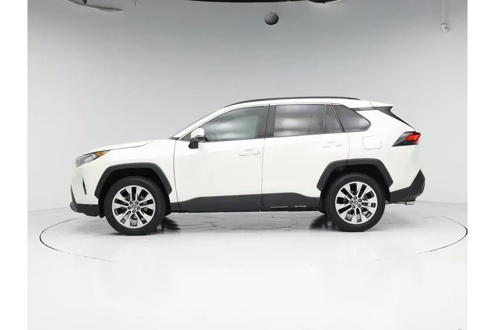 $27998 : Toyota RAV4 2021 XLE Premium image 3