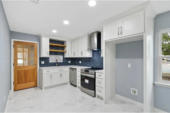 $900 : Renovated & Move in Ready image 2