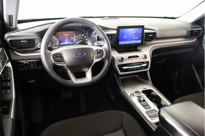 $27997 : Ford Explorer 2023 XLT 4dr S image 2