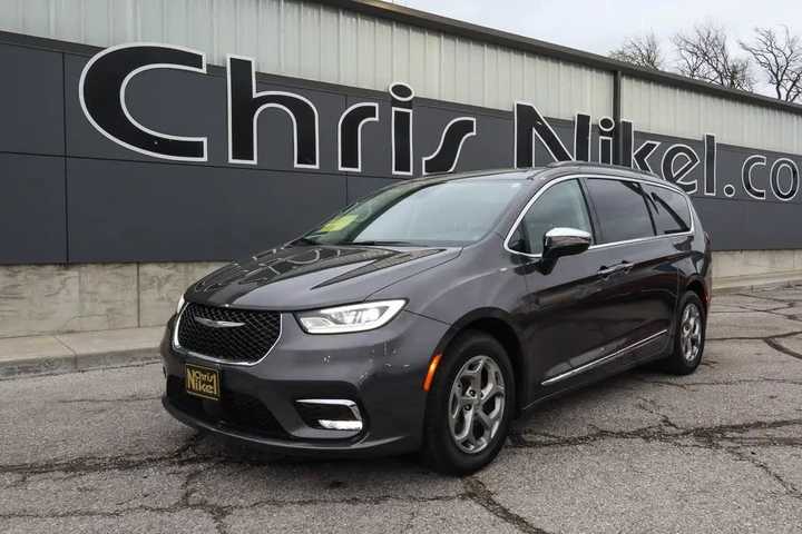 $26488 : 2023 Pacifica Limited FWD image 1