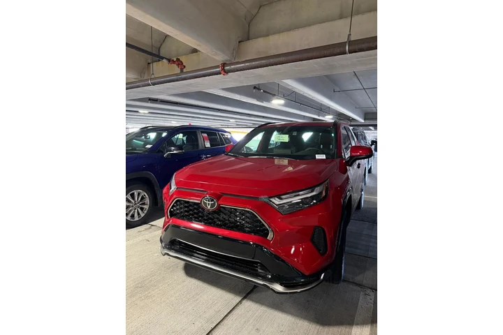Toyota Rav4 Plug in 4DR SE image 2