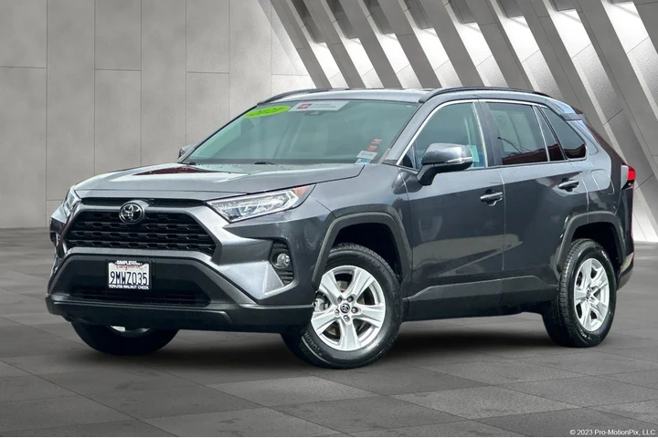 $25900 : Toyota RAV4 2021 AWD XLE 4dr image 1